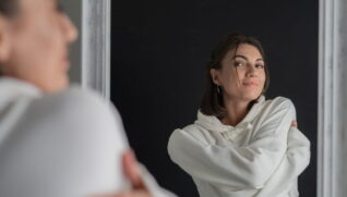 A conclusão é clara: a beleza não é fixa nem universal. Ela muda conforme a sociedade se organiza