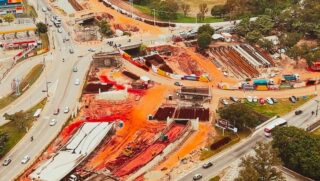 Em nota oficial, a Prefeitura de São Bernardo do Campo informou que o acidente aconteceu durante o lançamento das vigas da obra