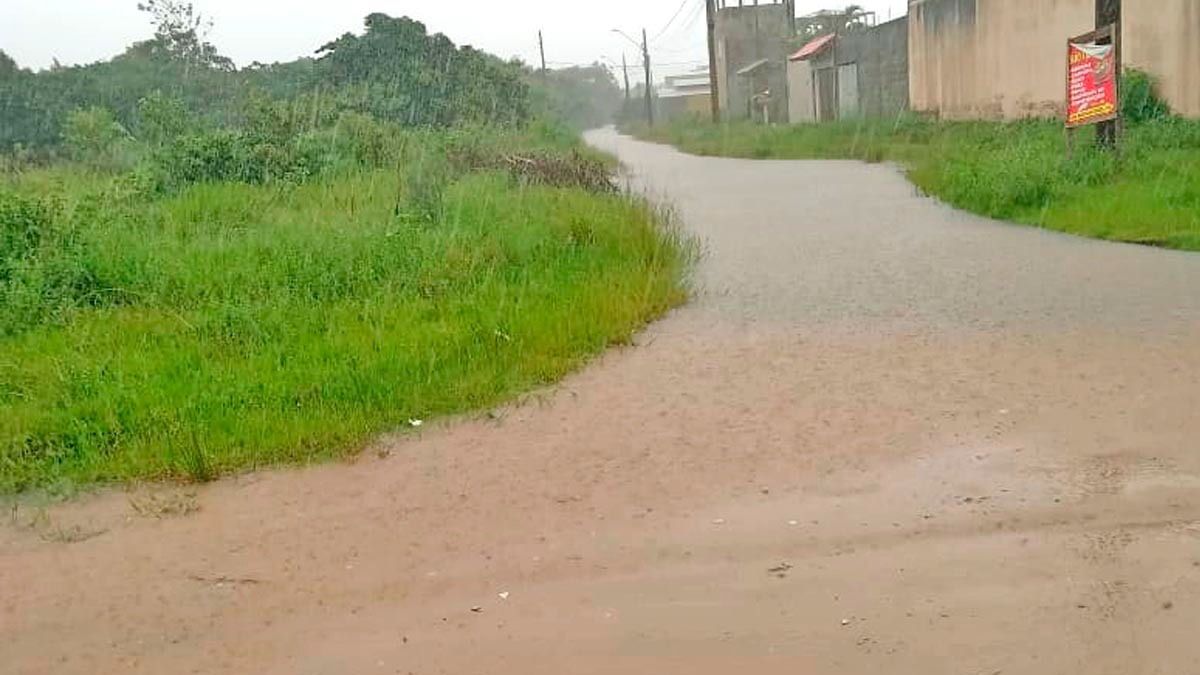 Avenida principal se torna intransitável com o transbordamento dos rios
