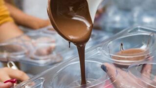 A proposta é oferecer uma alternativa rápida de qualificação profissional, permitindo que os alunos possam gerar renda extra ou até iniciar um pequeno negócio próprio