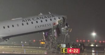 A batida ocorreu por volta das 23h40 (00h40 de segunda-feira no horário de Brasília), quando um avião colidiu com um veículo de resgate que cruzava a pista.