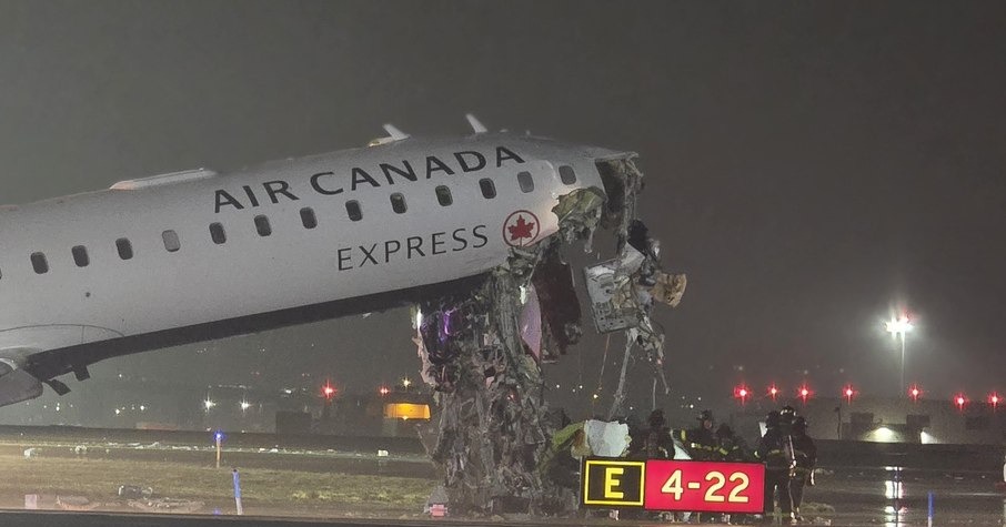 A batida ocorreu por volta das 23h40 (00h40 de segunda-feira no horário de Brasília), quando um avião colidiu com um veículo de resgate que cruzava a pista.