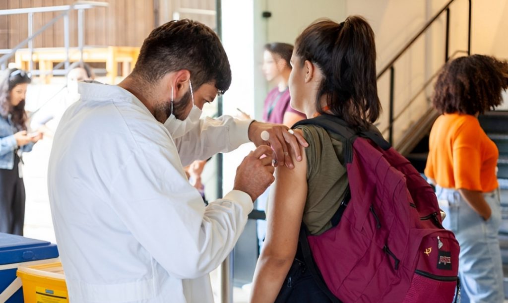 A mobilização inicial é voltada aos grupos prioritários, considerados mais vulneráveis às complicações da doença