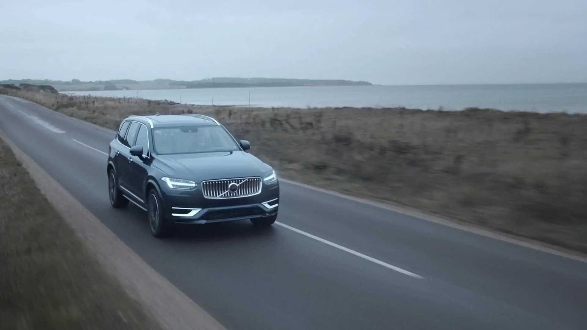 O modelo também conta com assistentes de condução com alerta de colisão, frenagem automática, piloto automático adaptativo e assistente de faixa (Divulgação)