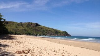 A orla da praia conta com mais de 600 metros de extensão e mar agitado