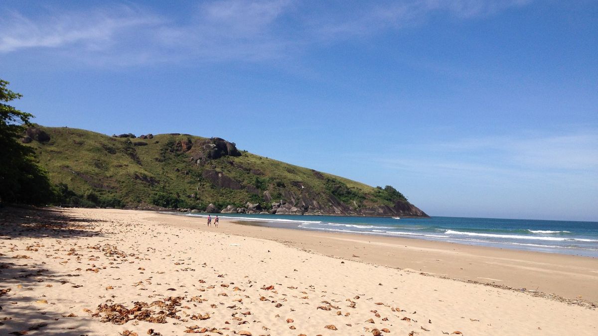 A orla da praia conta com mais de 600 metros de extensão e mar agitado