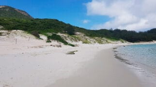 Com areias brancas, mar em tons de azul-turquesa e temperatura média de 20°