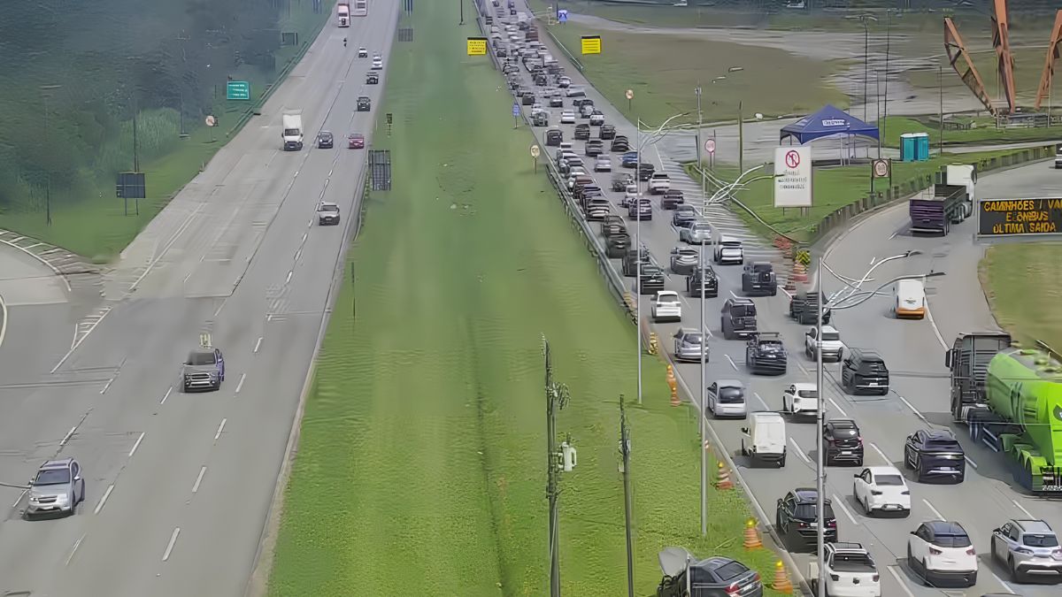 O movimento já é intenso nas principais vias que ligam a capital à Baixada Santista e ao Interior. O tempo encoberto na serra exige atenção redobrada dos motoristas (Ecovias/Reprodução)