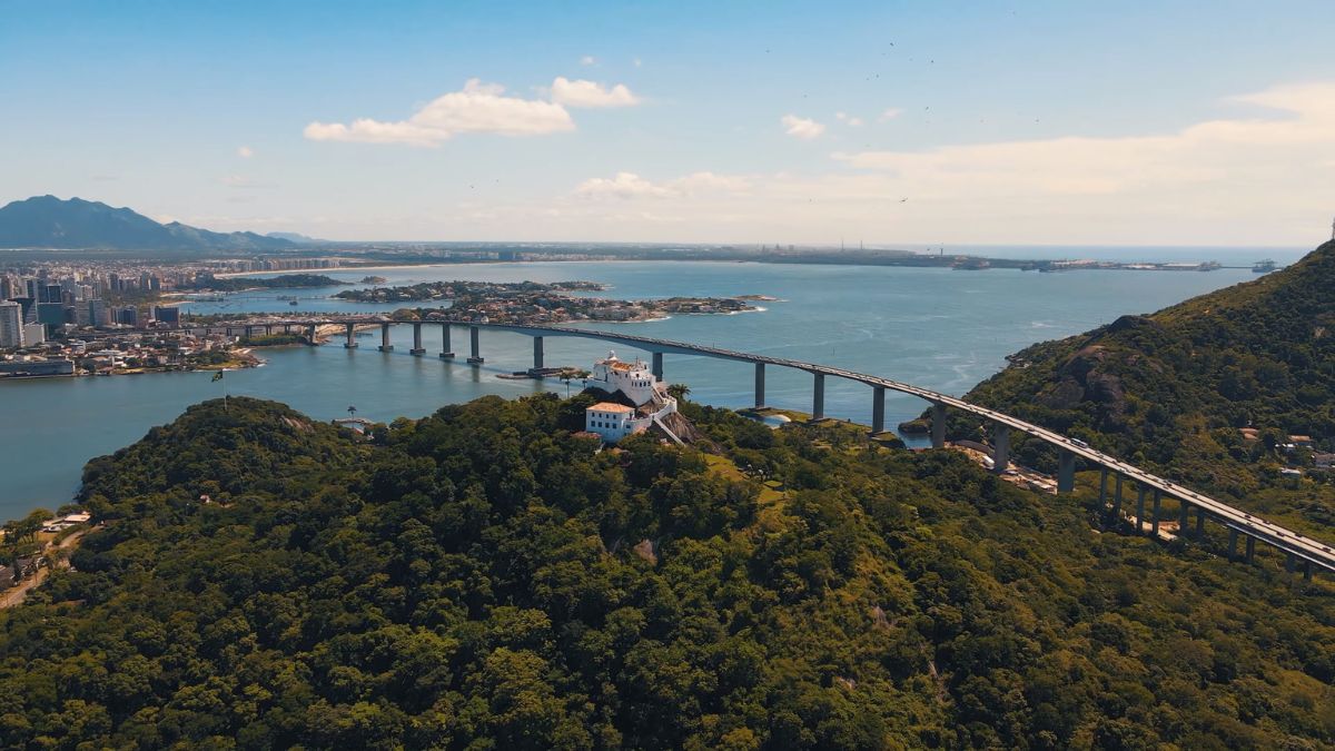 Vila Velha está a 10 km de Vitória, com acesso facilitado pela Terceira Ponte e pelo Aeroporto Eurico de Aguiar Salles / Reprodução/YouTube