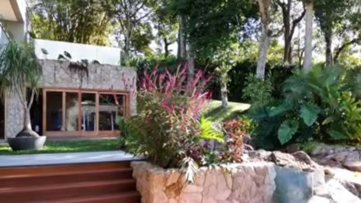 Casa conta com quatro suítes, incluindo uma master com cerca de 50m² /Reprodução