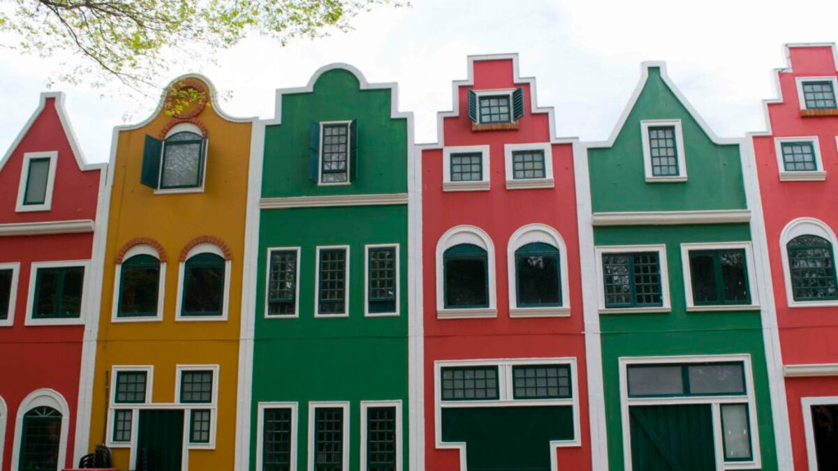 Moinhos de vento, casas com fachadas de tijolos aparentes e campos coloridos que parecem não ter fim. Divulgação
