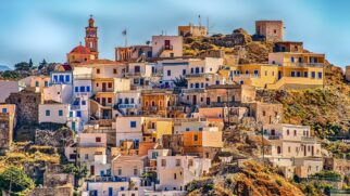 No extremo norte da ilha, o vilarejo de Olympos mantém vivos costumes que resistem ao tempo