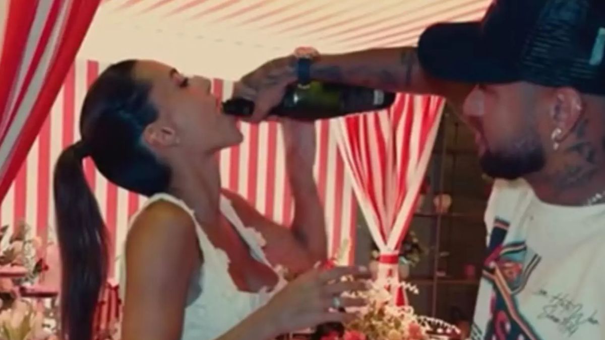 O casal deu um show à parte com direito a banho de champanhe e beijo apaixonado.