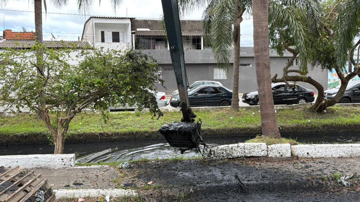A intervenção tem como objetivo ampliar a capacidade de drenagem e minimizar o risco de alagamentos