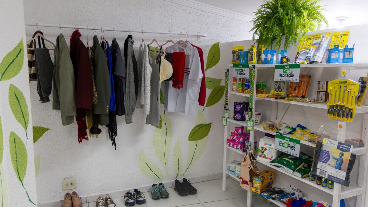 Mais do que reciclagem, o programa Reciclar Vale Mais promove a inclusão social. O showroom funciona como um mercado comunitário onde o resíduo sólido ganha valor de compra, fortalecendo a rede de proteção social do município. /Divulgação