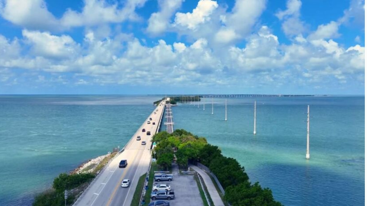Essa estrada fica nos Estados Unidos e atende pelo nome de Overseas Highway, cruzando o arquipélago das Florida Keys
