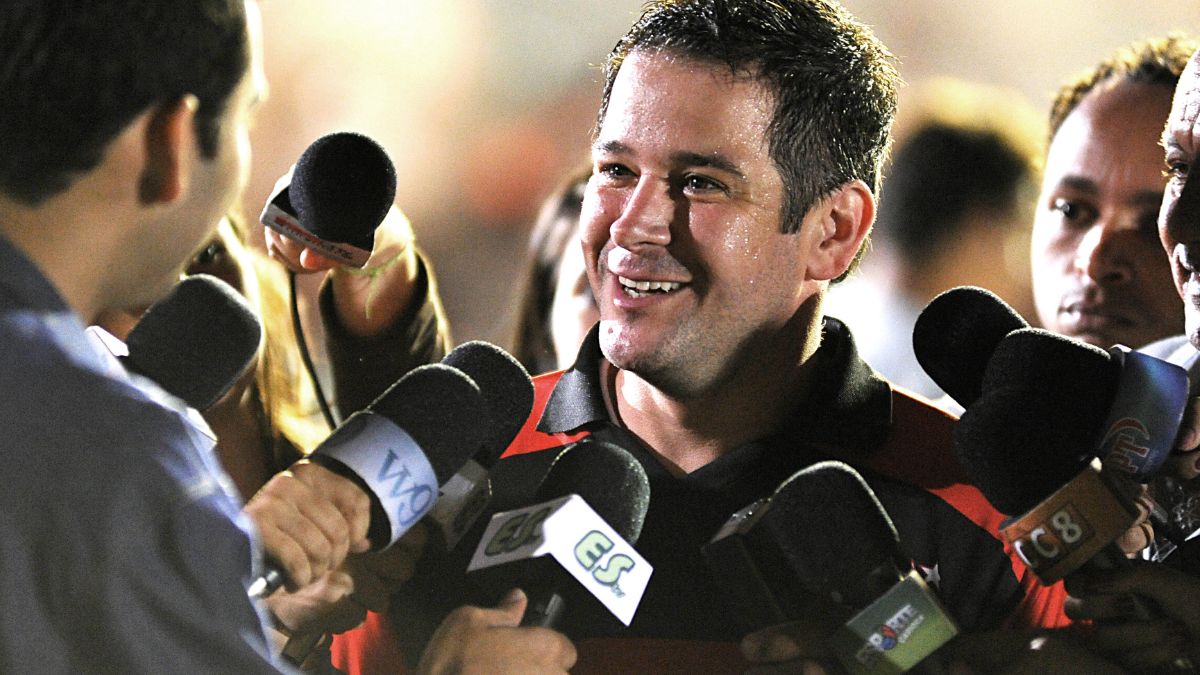 Tufão ( Murilo Benício ) fala à imprensa após o título que conquistou/Globo