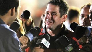 Tufão ( Murilo Benício ) fala à imprensa após o título que conquistou