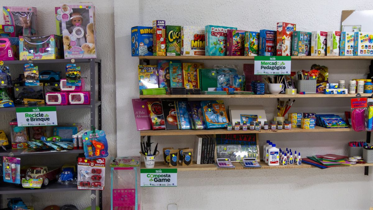 Moradores de Cubatão agora podem transformar plásticos recicláveis em benefícios reais. Na foto, o momento da troca de embalagens limpas por produtos essenciais como alimentos e itens de higiene, utilizando a nova Moeda Humanitária. /Divulgação