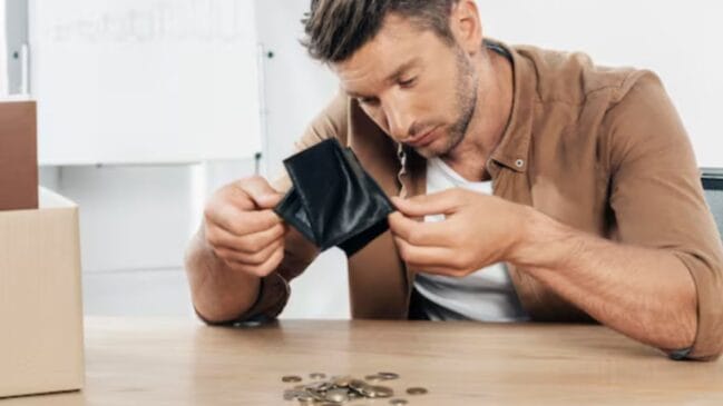 5. Saiba dizer "não" Preservar sua saúde financeira pode evitar conflitos, estresses e desgastes ainda maiores na relação com familiares, amigos e colegas. Sempre que possível, ofereça ajuda de outras formas, como orientação ou apoio na negociação de dívidas/Freepik