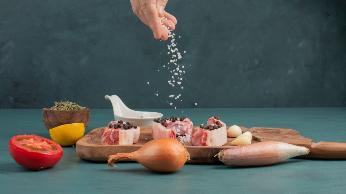 A armadilha industrializada: A combinação de sal e açúcar nos alimentos processados confunde os sensores do corpo e sabota a sensação natural de saciedade / Foto: Freepik