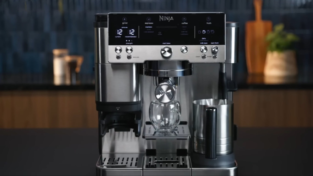Em vez de ficar restrito a um portfólio fechado de cápsulas compatíveis, o usuário ganha autonomia para experimentar cafés especiais / Reprodução/Youtube