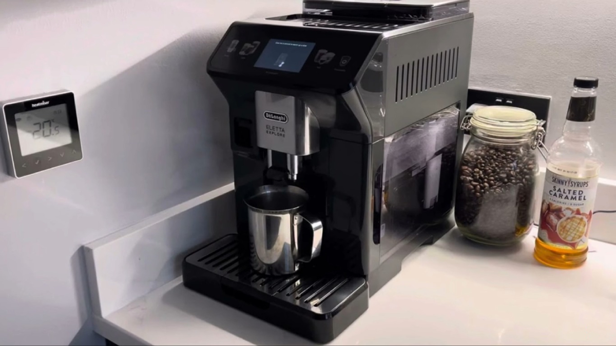 O café moído na hora sai por pouco mais de 15 pence (R$ 1,03) / Reprodução/Youtube