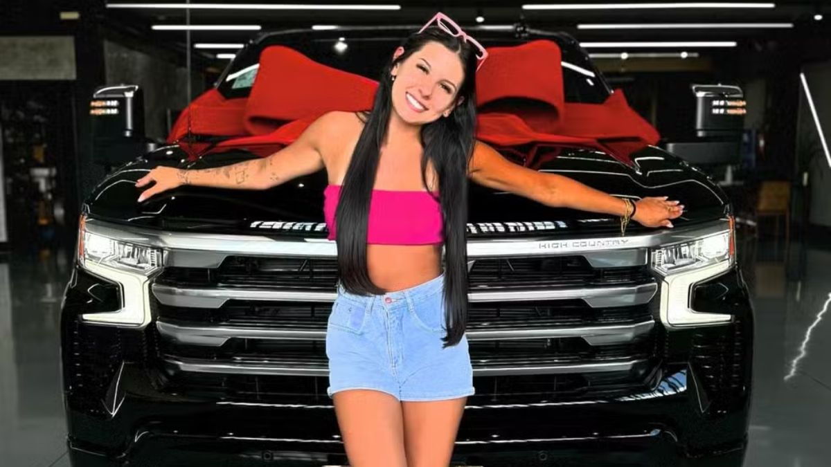 Ana Castela comemorou a compra de uma picape de luxo avaliada em mais de R$ 670 mil nas redes sociais /Reprodução