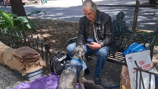 O ator Alejandro Landero, conhecido por estrelar novelas mexicanas, vive em situação de rua atualmente