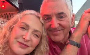 Aos 68 anos, Débora Olivieri vive um relacionamento sólido com o holandês Ruud Dankers.