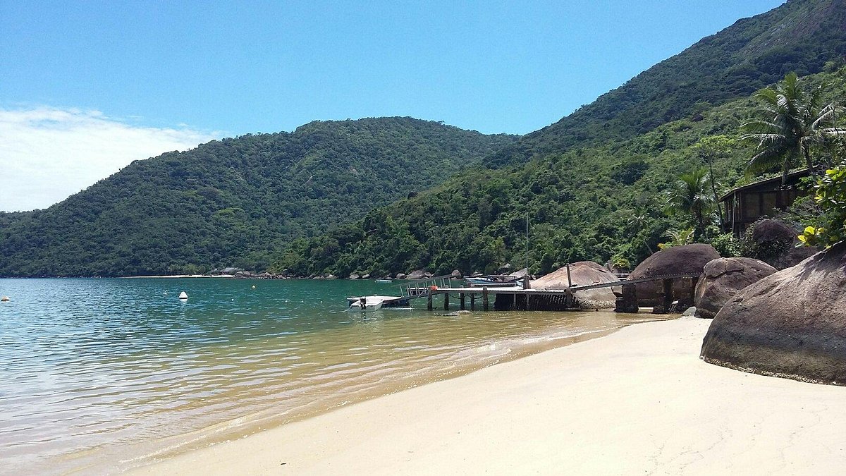 A praia chama atenção pelo seu fácil acesso e sua ótima localização
