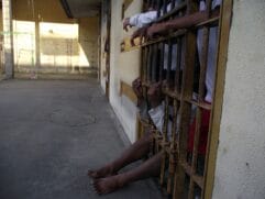Visitas de familiares estão suspensas no CDP de São Vicente após suspeita de morte por meningite