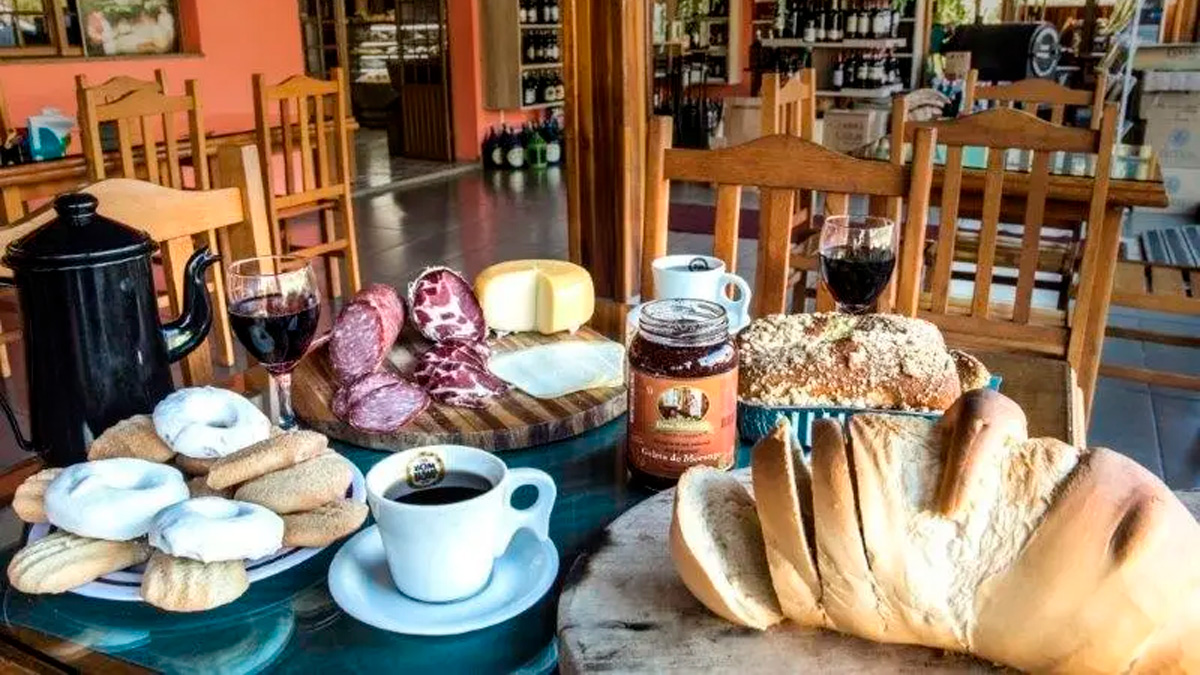 Localizada na Serra Gaúcha, a cerca de 184 km de Porto Alegre, a cidade é praticamente uma vila italiana, devido à cultura dos imigrantes.