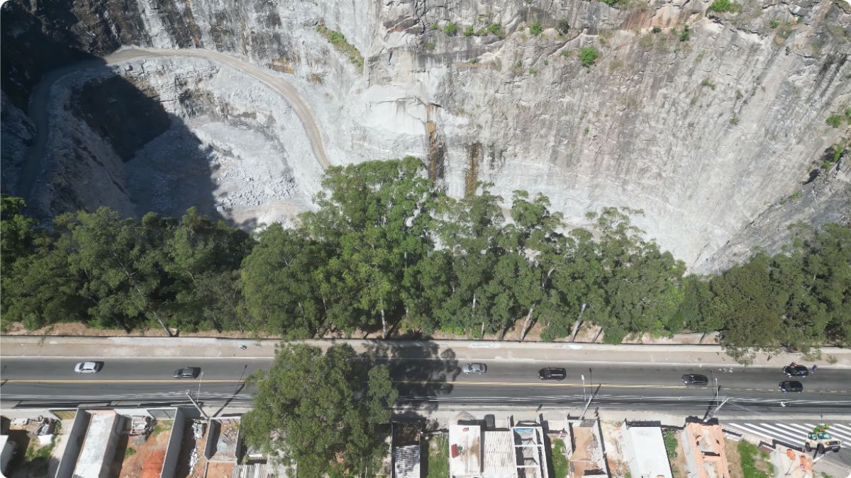 Viver no limite: a rotina de quem tem um abismo de 45 andares como vizinho de quintal / Reprodução/YouTube