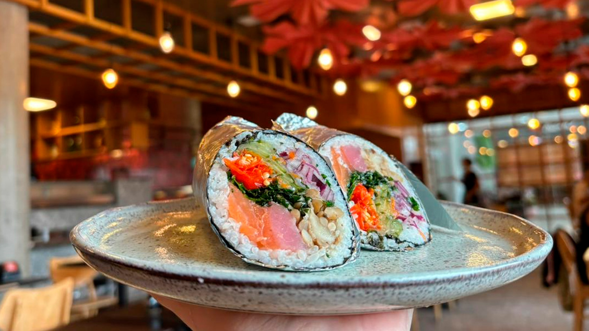 A marca também evoluiu no cardápio, incorporando tendências como poke, sushi burrito e sushi dog