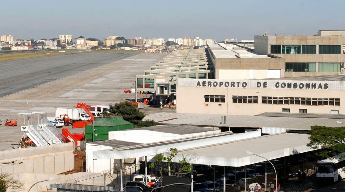 Uma pane no sistema do Centro Regional de Controle do Espaço Aéreo Sudeste provocou a suspensão de voos na manhã desta quinta-feira (9). Valter Campanato/ABr (Imagem gerada por IA)