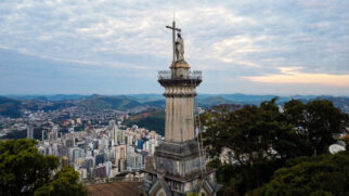 Documentos do Museu Mariano Procópio preservam registros do projeto e da inauguração, reforçando que o monumento antecede em mais de 15 anos o famoso Cristo do Rio