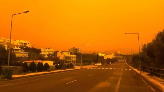 Ilha de Creta amanhece com céus alaranjados por conta de uma grande tempestade de areia