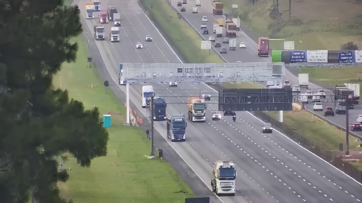 A dica de ouro para esta Páscoa é fugir dos horários de pico. Se puder, evite viajar entre as 14h e 22h de hoje. O "ninho" de carros está se formando e o planejamento é o melhor recheio para o seu feriado (Ecovias/Reprodução)
