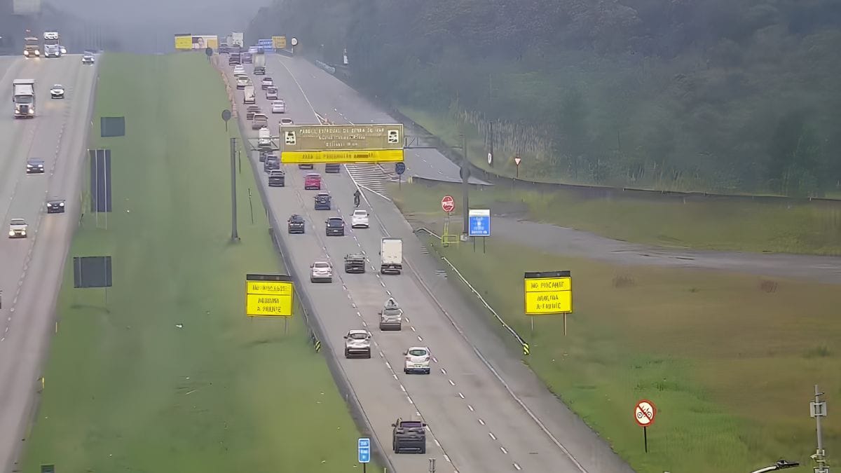 Antes de descer a serra, confira se o seu Waze ou Google Maps está atualizado. Entretanto, é importante se atentar a sinalização das concessionárias em caso de neblina ou acidentes. Viu um painel de alerta? Reduza a velocidade e mantenha a distância de segurança (Ecovias/Reprodução)