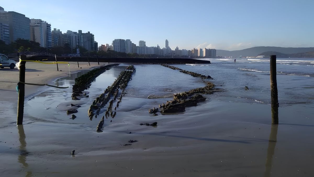 O Veleiro Kestrel encalhou na Praia do Embaré em 11 de fevereiro de 1895, após uma forte ventania arrastar a embarcação até o (Divulgação/PMS)
