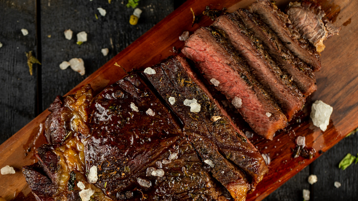 O hábito de salgar a carne com antecedência, prática comum entre churrasqueiros, pode ser o grande vilão da suculência