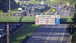 Mesmo com o acidente acontecendo no sentido litoral, no sentido São Paulo muitos motoristas enfrentam trânsito no Sistema Anchieta-Imigrantes