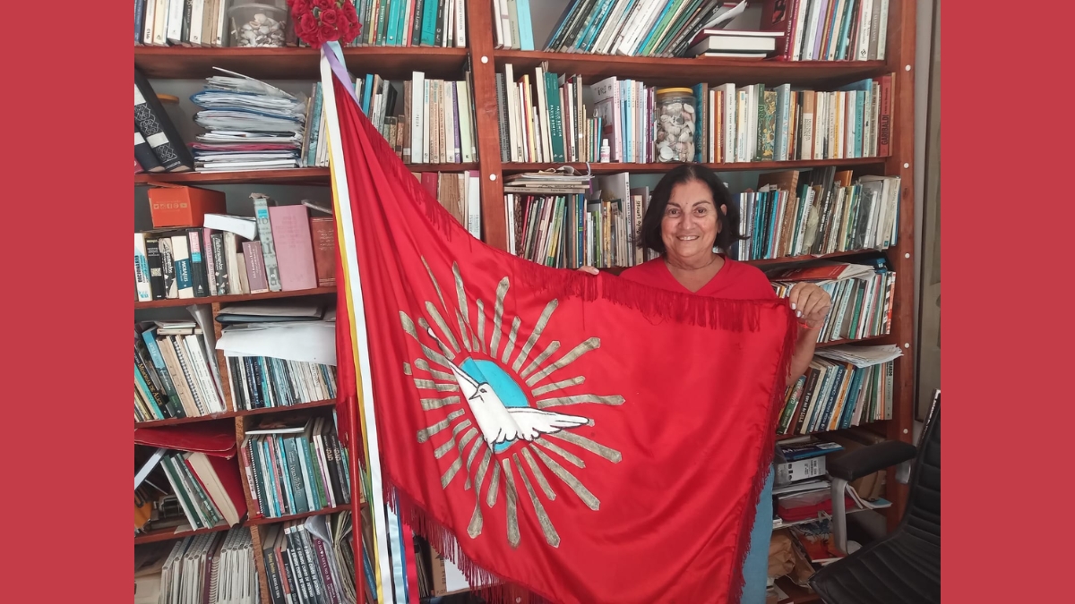 Folia do Divino visita e leva a bandeira nas casas de moradores em Itanhaém