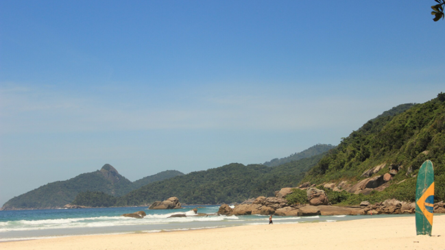 O acesso à Ilha Grande ocorre por municípios da Costa Verde, com travessias marítimas a partir de diferentes pontos do continente (Foto: Carlos Barbosa Ribeiro/Wikimedia Commons)