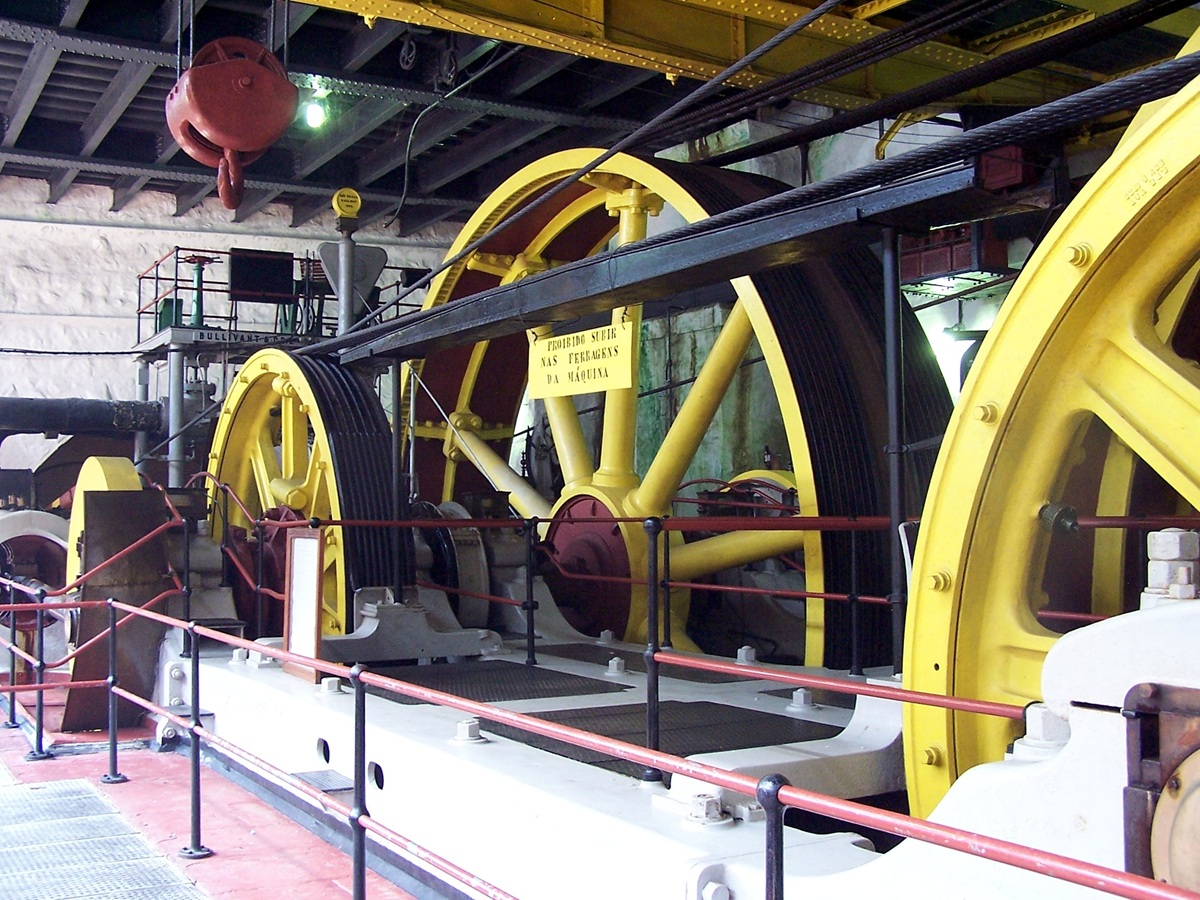 Funicular funciona com dois veículos ligados por cabos: enquanto um sobe, o outro desce, atuando como contrapeso