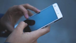 Em resumo, o furto simples acontece quando o celular é levado sem violência, ameaça ou qualquer tipo de agravante