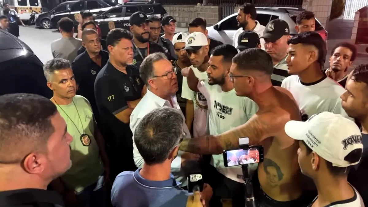 Torcedores cobrando Marcelo Teixeira