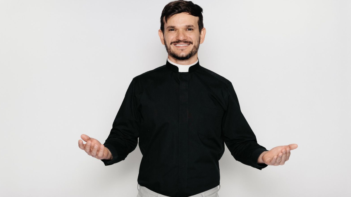 No palco, Padre Patrick conduz o público por situações do cotidiano inspiradas nos sete pecados capitais
