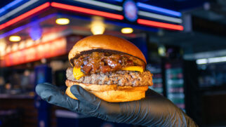 A hamburgueria santista lançou o inusitado "Bacon de Leche", um sanduíche que combina carne, queijo, bacon e doce de leite.